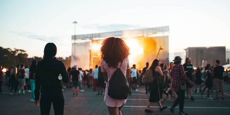 girl-at-music-festival